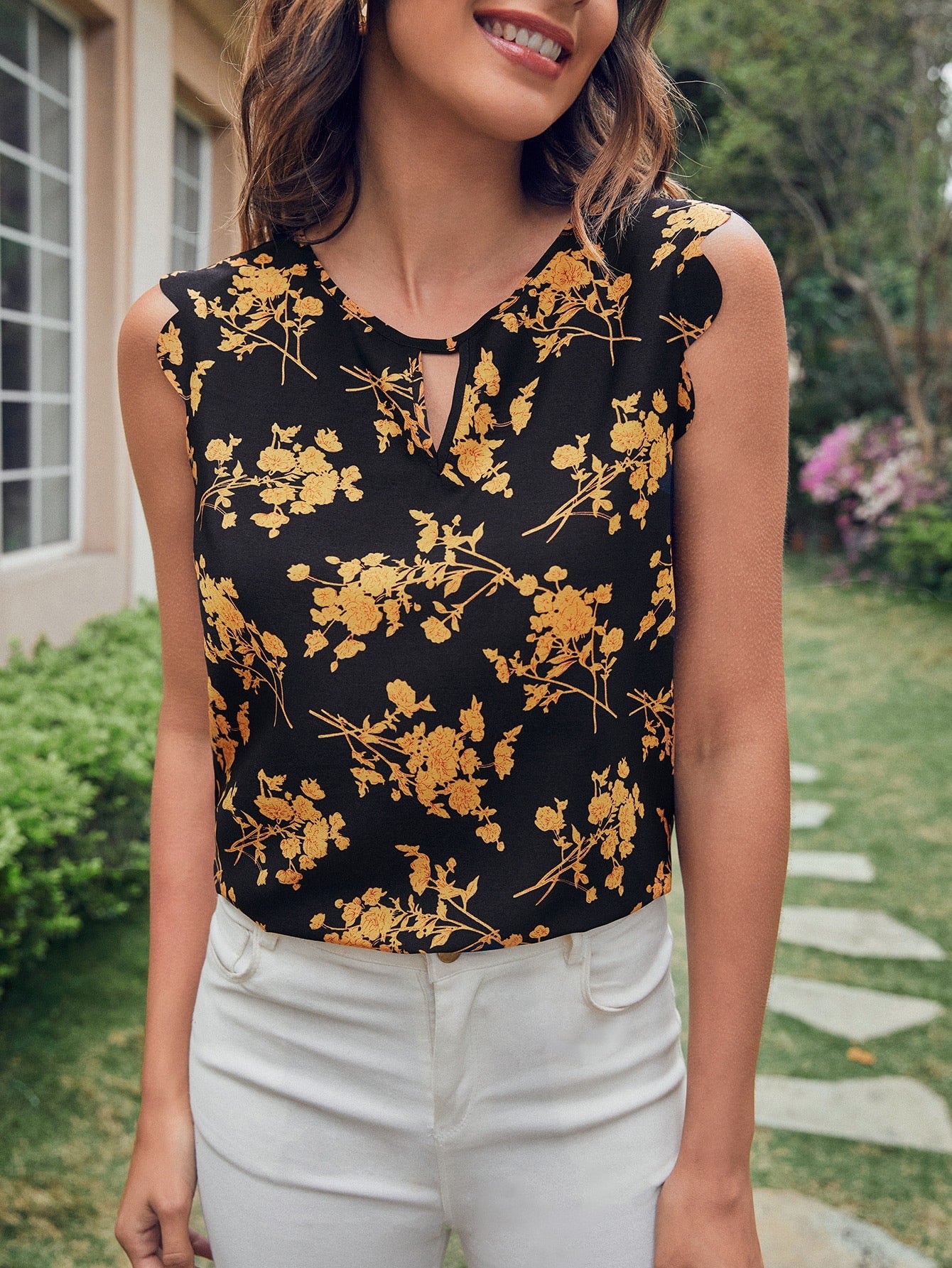 SHEIN Floral Keyhole Neck Scallop Trim Top